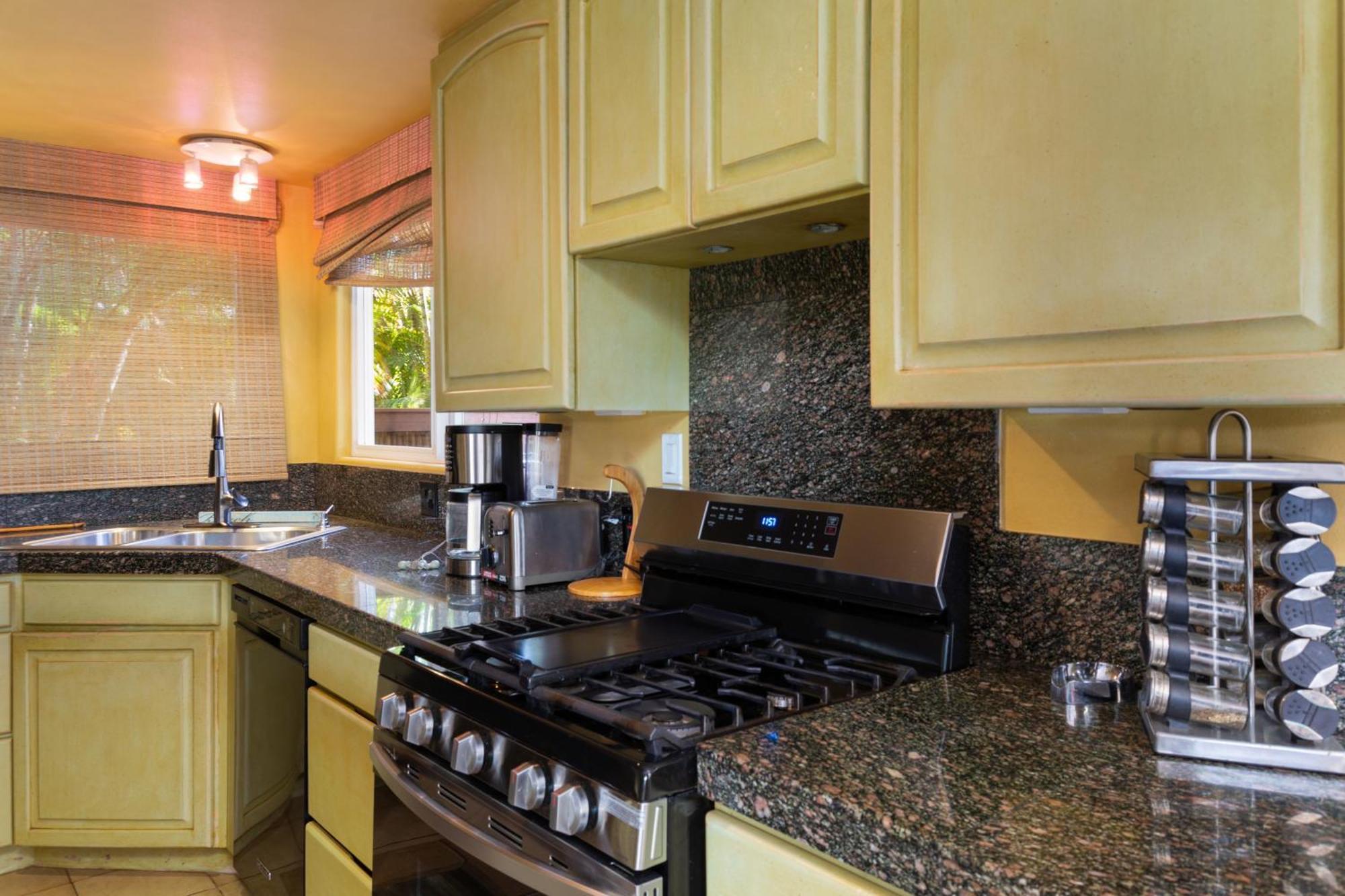 Plumeria Suite, 2-bedroom In A Boutique Property, Sleeps 6, Pool & Bbq Kihei
